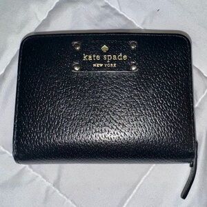 🖤 Kate Spade New York - Wellesley Cara leather wallet in black with tan trim